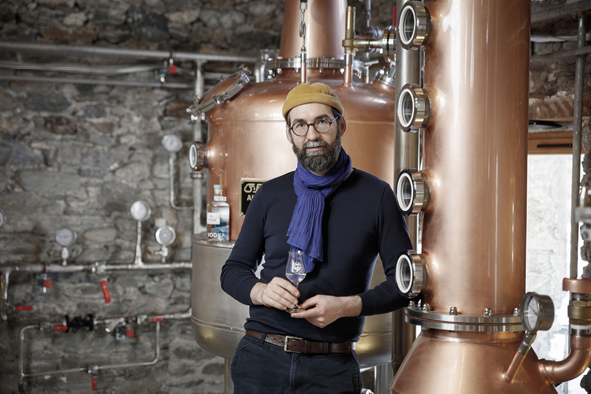 Benjamin Galais dans une distillerie